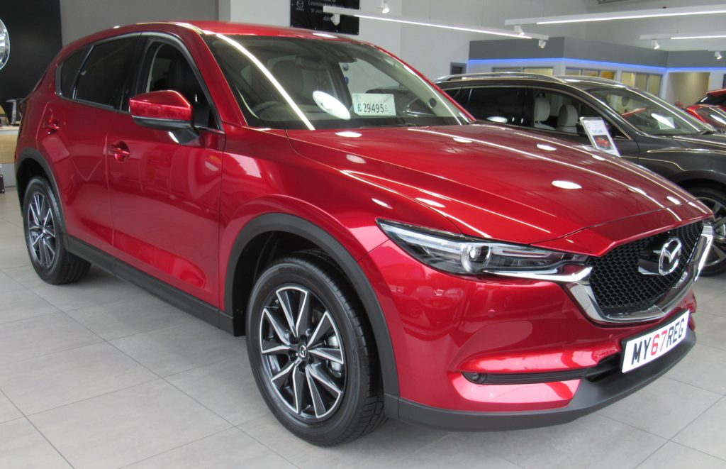 Mazda CX-5 bil i rød farve med prisskilt i forruden