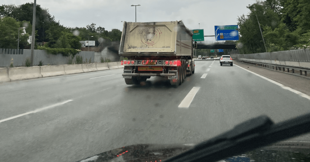 Kørsel bag lastbil